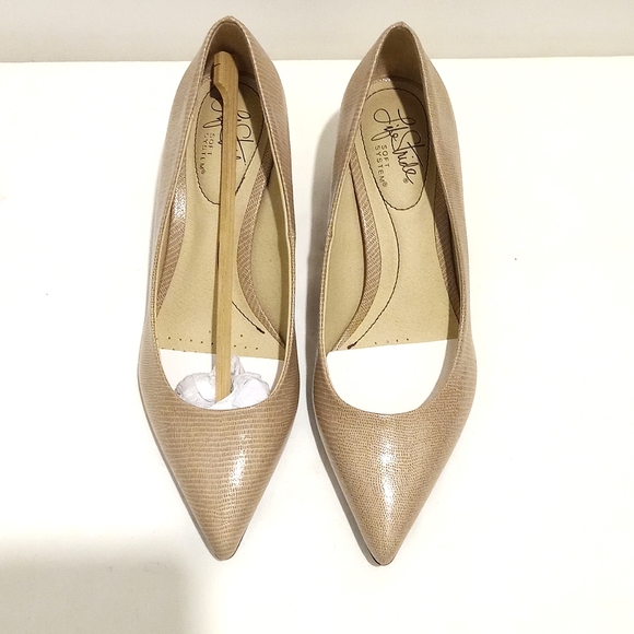 Life Stride Pretty Pump in Taupe, Lizard | 5.5M US - Picture 4 of 9